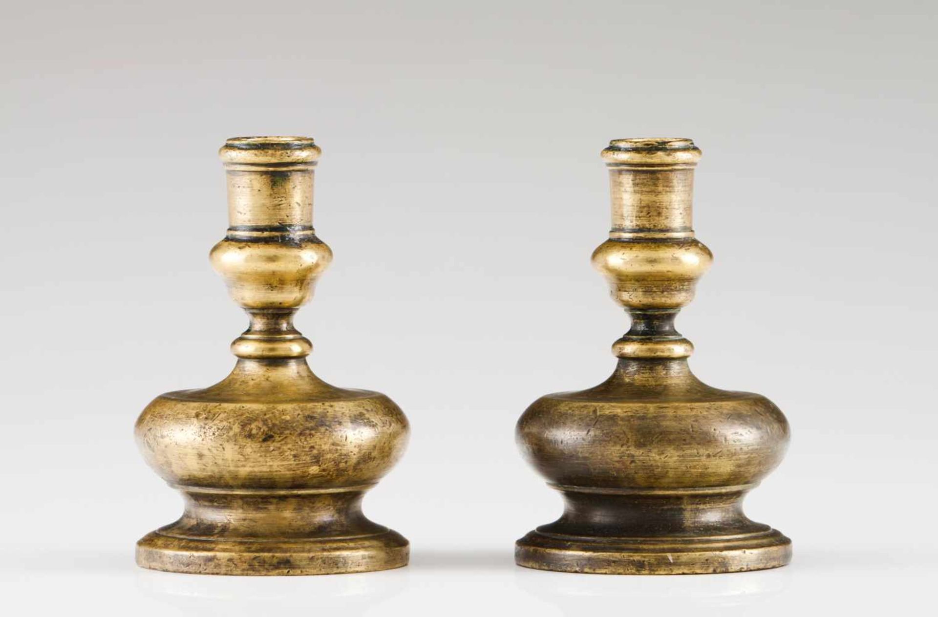 A pair of small bulge bodied candle holdersBronzePortugal, 17th C. Hight.: 11,5 cm