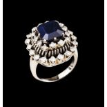 A ring800/000 white gold, set with 1 sapphire (ca. 2.75ct), framed by 2 8/8 cut diamond friezes (