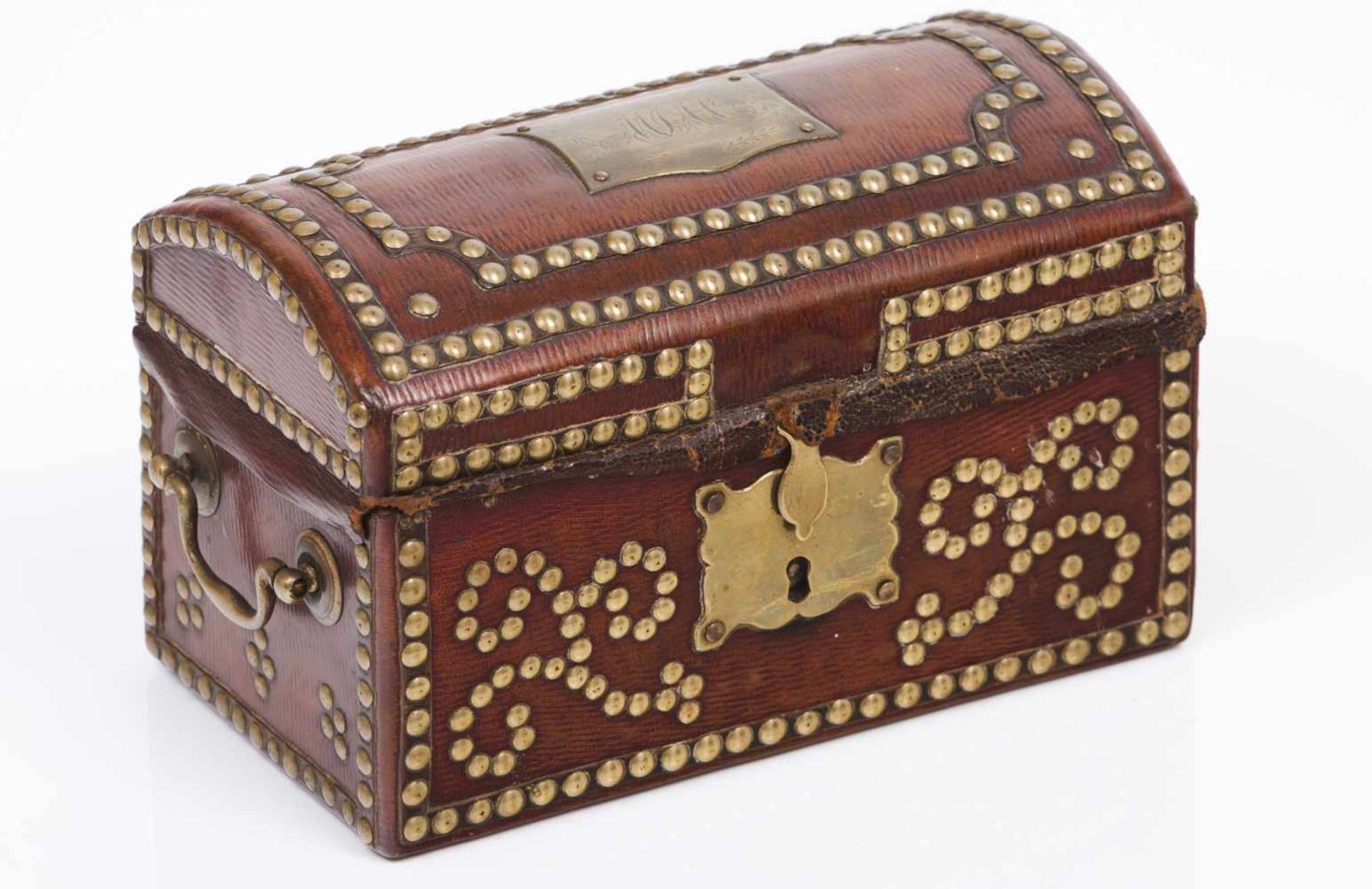 A small chestLeather covered wooden carcass with brass tack decorationPortugal, 19th C.12x20x10,5