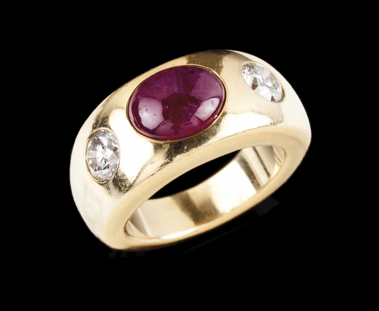 A ringYellow gold, set with cabochon root ruby (9x7mm) and 2 round brilliant cut diamonds (ca.1.