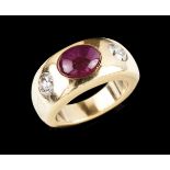 A ringYellow gold, set with cabochon root ruby (9x7mm) and 2 round brilliant cut diamonds (ca.1.