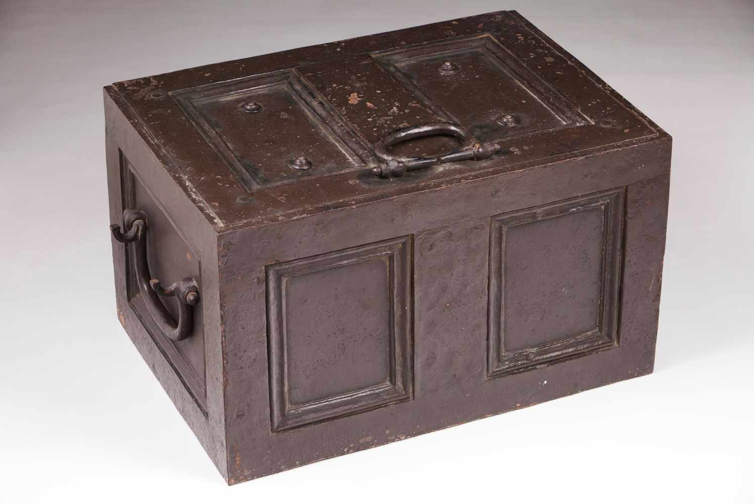 A safePainted ironPortugal, 18th / 19th C.(locked; key missing)36,5x61x43 cm