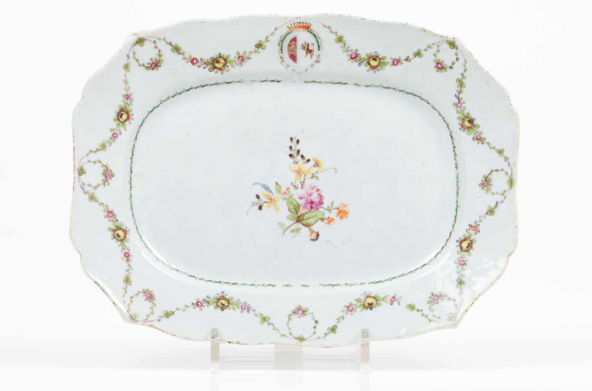 A scalloped rim platterChinese export porcelain"Famille Rose" polychrome enamels and gilt decoration