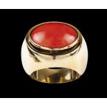 A ring18kt gold set with one oval coral cabochonUSA, mid-20th century(wear signs)Size.: 18,7 mm17,