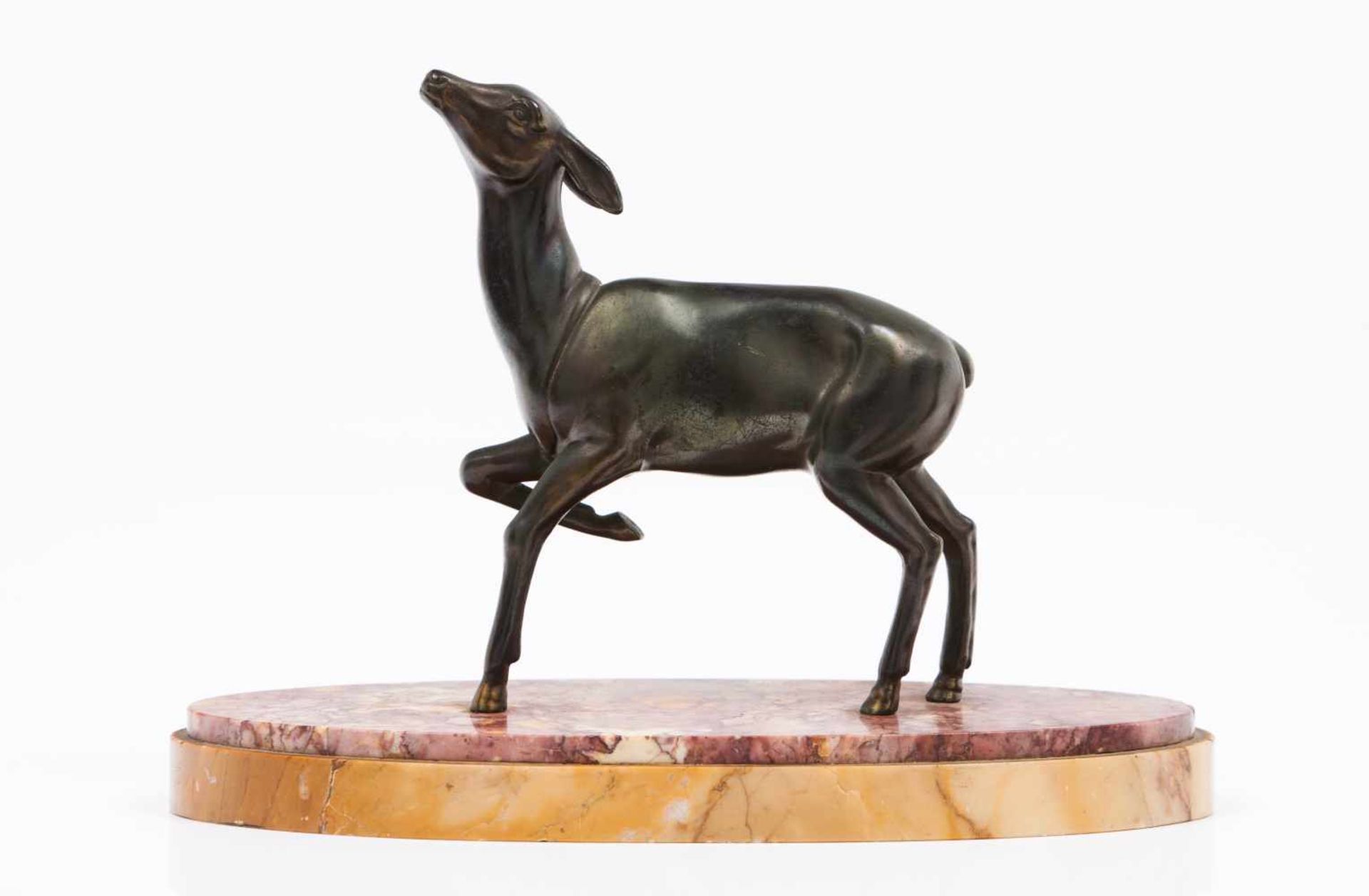 A gazelleA patinated bronze sculpture on a marble baseEurope, 20th C.21x28,5x12 cm