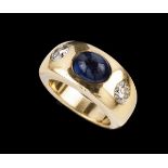 A ringYellow gold, set with cabochon sapphire (9x7mm) and 2 round brilliant cut diamonds (ca.1.