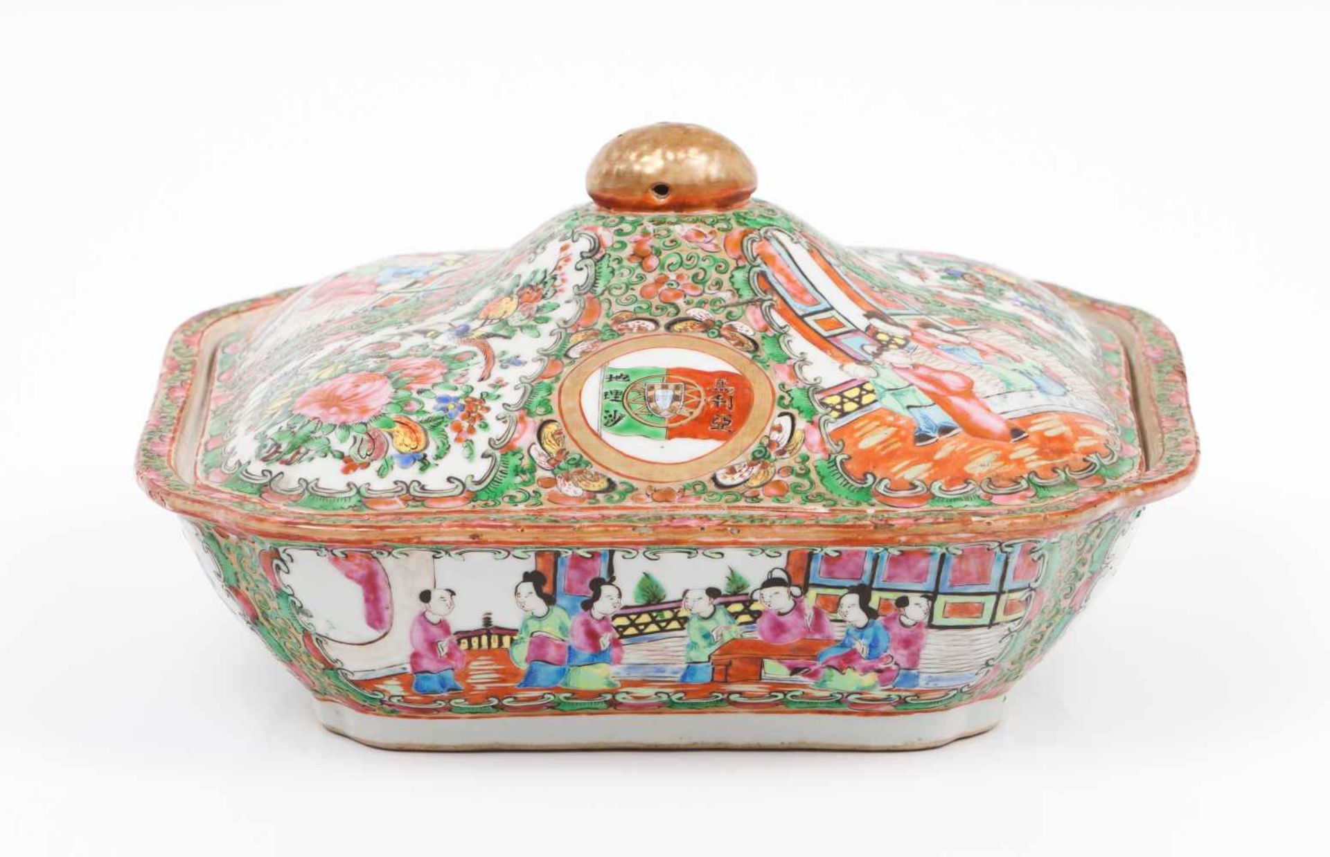 An entrée dishChinese export porcelainPolychrome decoration said "Canton" with Portuguese Republic