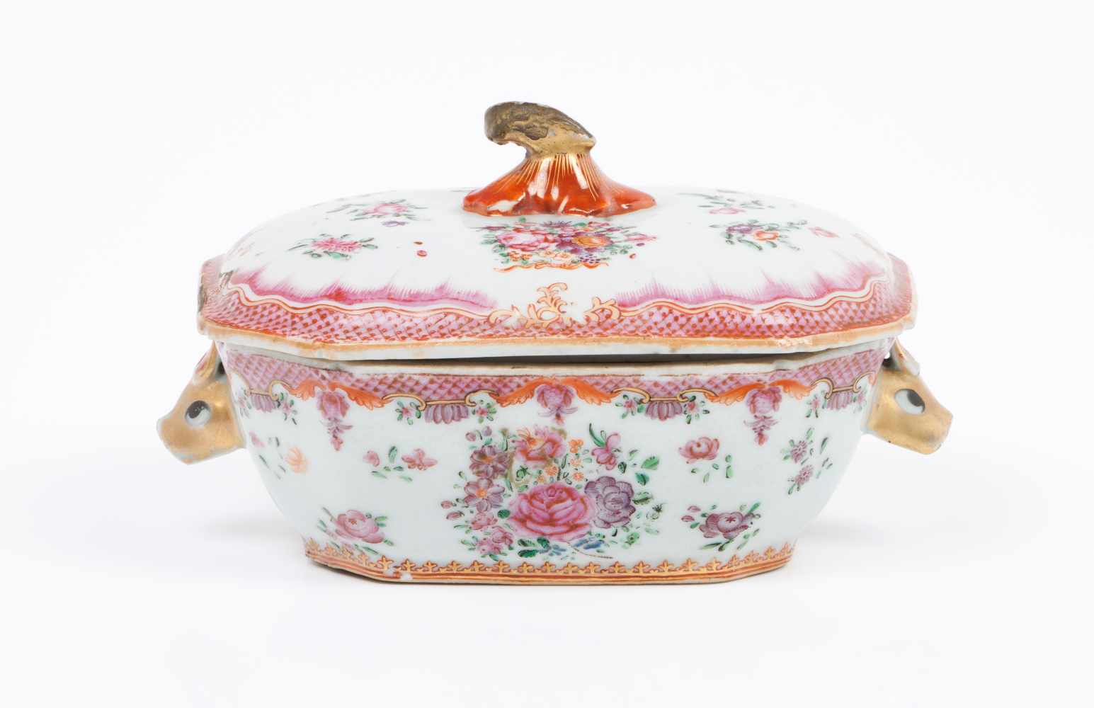 A tureen with coverChinese export porcelainPolychrome Famille Rose decoration depicting