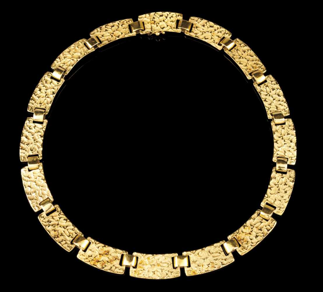 A necklace800/000 moulded gold composed of various articulated elementsOporto 800/000 "deer" assay