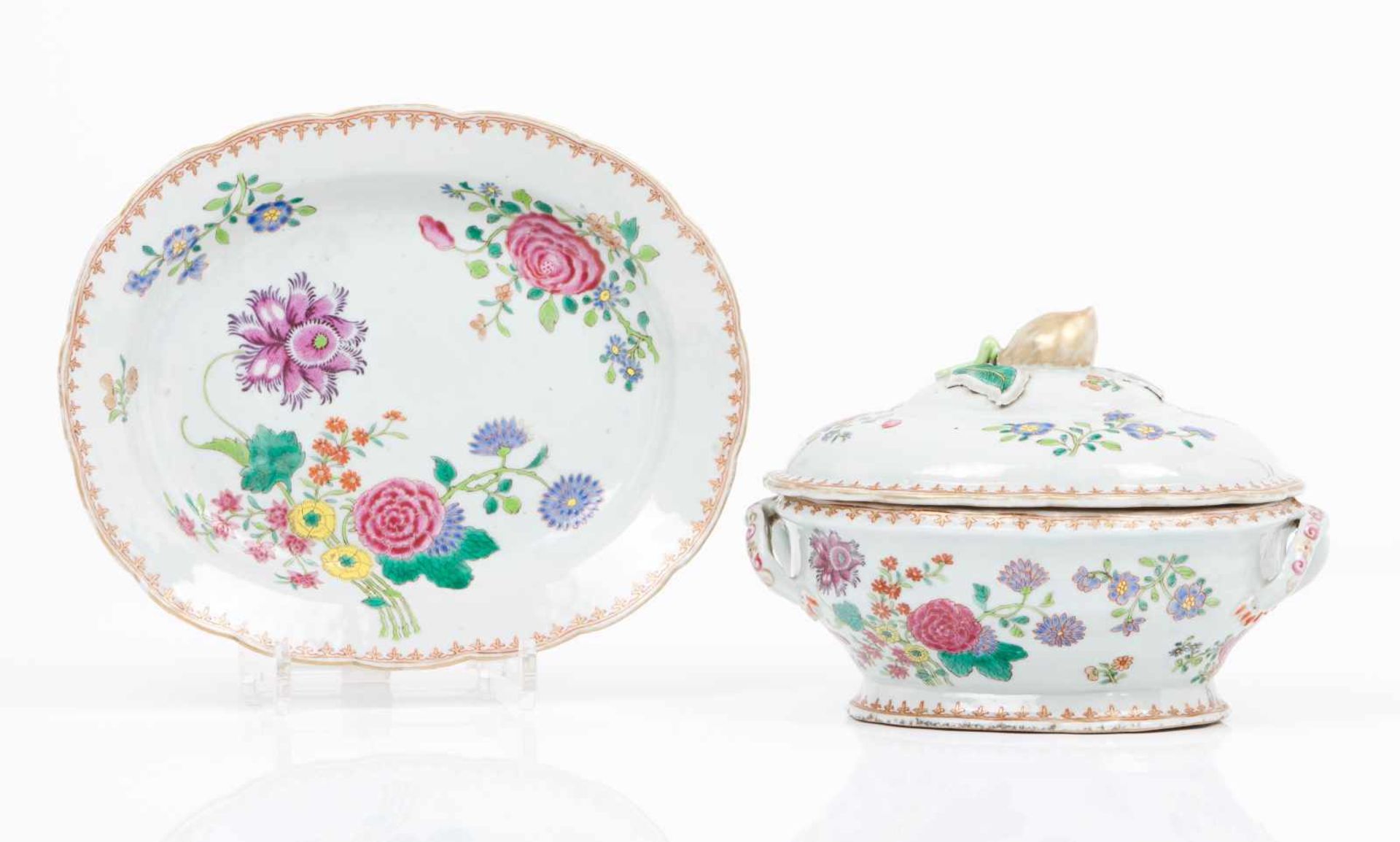 A pair of tureens and plattersChinese export porcelain"Famille Rose" and gilt floral decorationFruit - Bild 2 aus 2