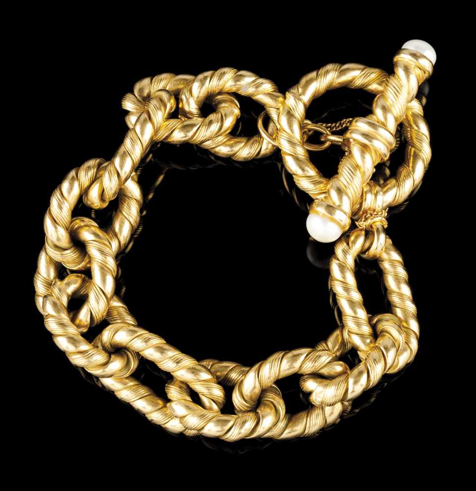 A bracelet800/000 gold twisted rope with two half pearls set claspOporto 800/000 "deer" assay mark