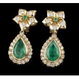 A pair of earrings18kt gold set with two small round emeralds, two pear-shaped emeralds (14,7 x 10,1