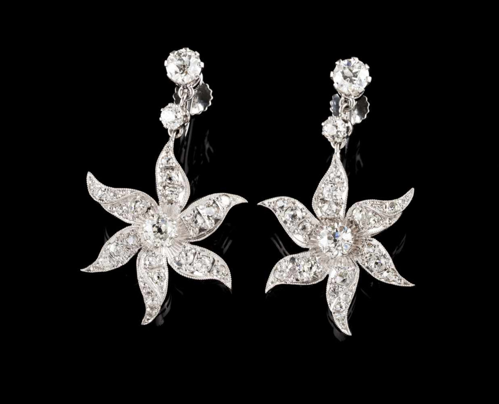 A pair of earrings14kt white gold set with 48 antique brilliant and single cut diamonds (ca. 3,