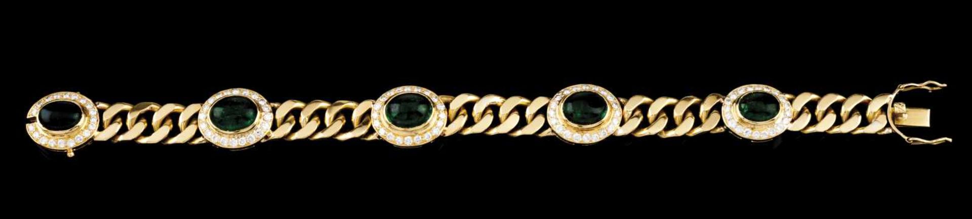 A bracelet730/000 gold beaten ring chain with 5 elements set with cabochon emeralds (10x8mm)