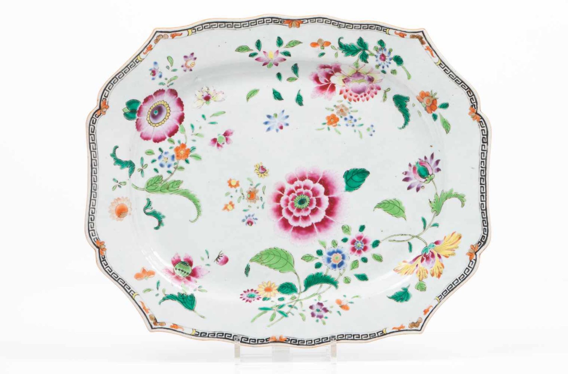 A scalloped platterChinese export porcelainPolychrome "Famille Rose" enamels decorationQianlong