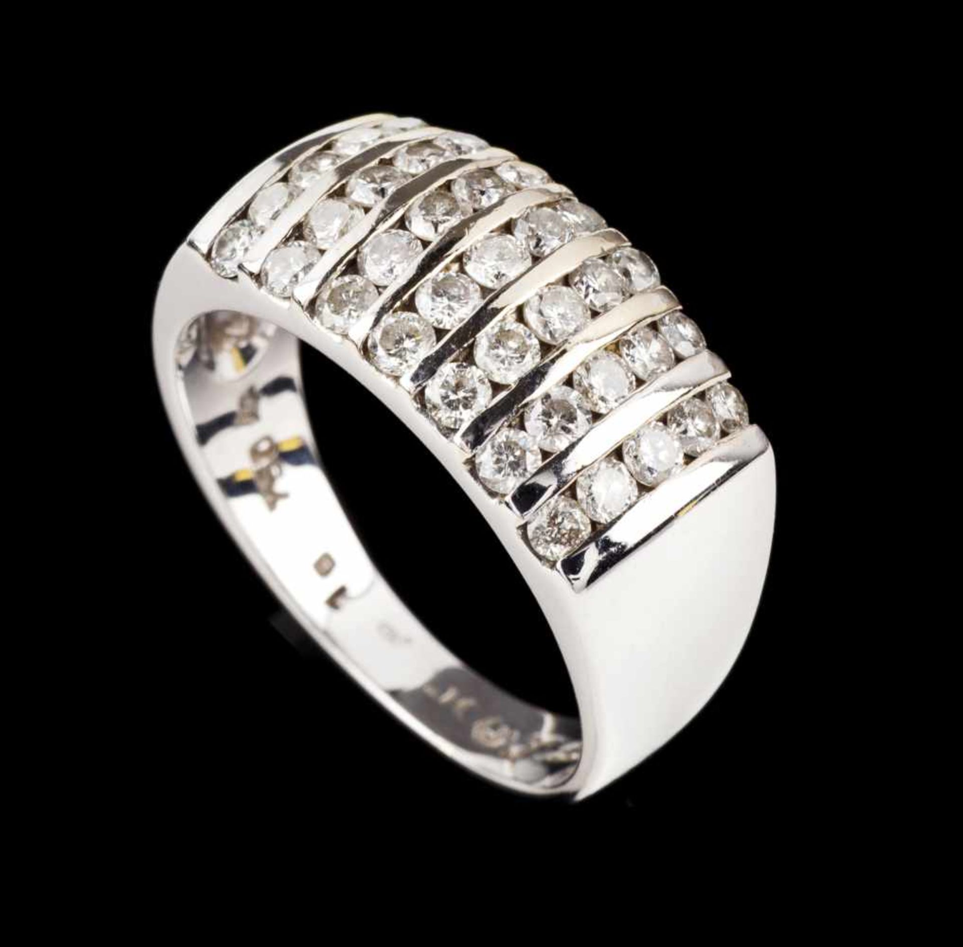 A ringSet in 18kt white gold with 35 brilliant cut diamonds (ca. 1,00ct)Italian assay mark, 20th