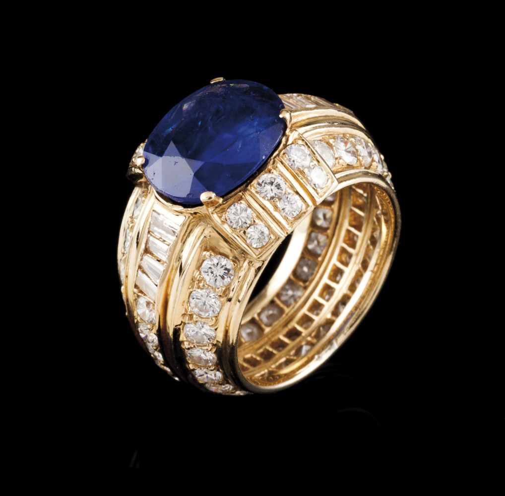 A ring585/000 gold set with a, possibly, Ceylon sapphire (ca.3.80ct), body decorated with friezes