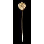 A tie pinArt Nouveau, in low grade gold. Female bust and flowersEurope, 20th C. - first-half2g