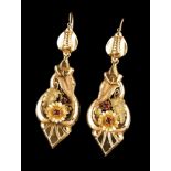 A pair of earringsTraditional Portuguese gold production. Decorated with foliage and flowers set