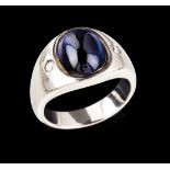 A ringSet in white gold with one cabochon sapphire and two antique brilliant cut diamonds (ca. 0,