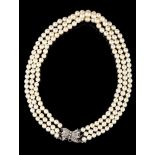 A pearl necklaceA three row cultured pearl necklacePearls of decreasing size (6,5~9,5mm), detachable