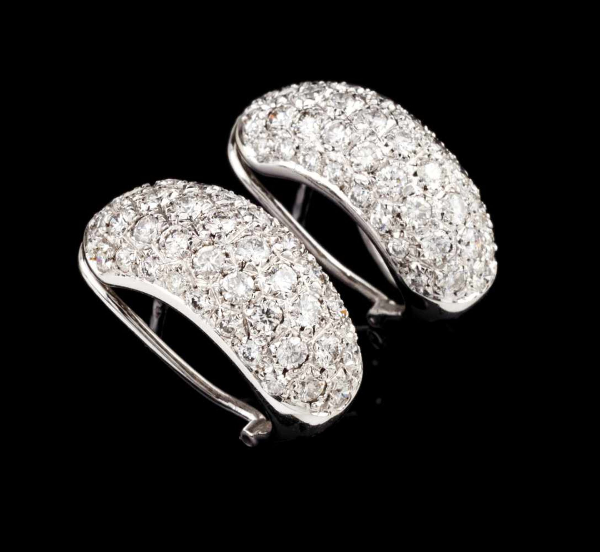 A pair of earrings800/000 goldA round brilliant cut diamond pavé (ca.5.00ct)Oporto assay mark for