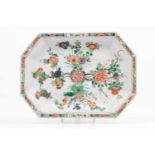 An octagonal platterChinese export porcelainFloral polychrome "Famille Verte" enamels