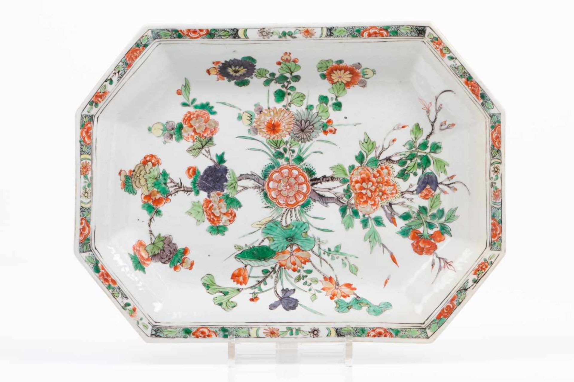 An octagonal platterChinese export porcelainFloral polychrome "Famille Verte" enamels