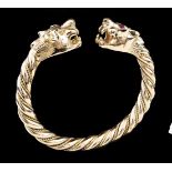 A bangle14kt goldSpiral fluting and decorated with two lion headsUSA, mid-20th century(wear signs)47