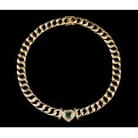 A necklace740/000 gold beaten ring chain, set with a heart cut emerald framed by round brilliant cut
