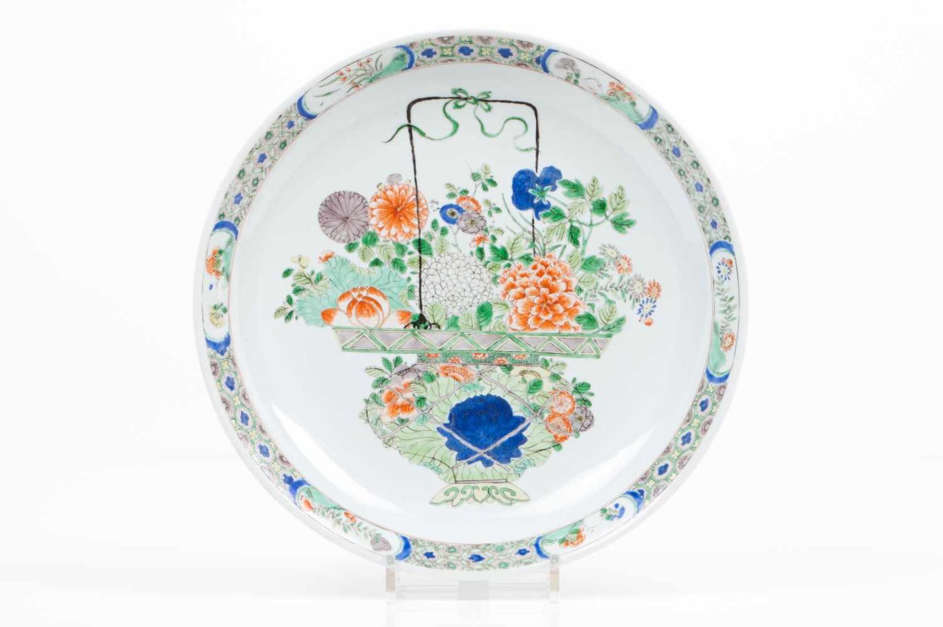A large plateChinese export porcelainPolychrome "Famille Verte" enamels decoration with central