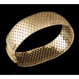 A wide bracelet18kt goldBrushed articulated meshGuarantee mark, Europe, mid-20th century(wear