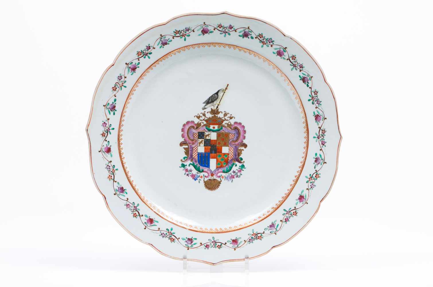 A large scalloped plateChinese export porcelainPolychrome "Famille Rose" enamels and gilt decoration