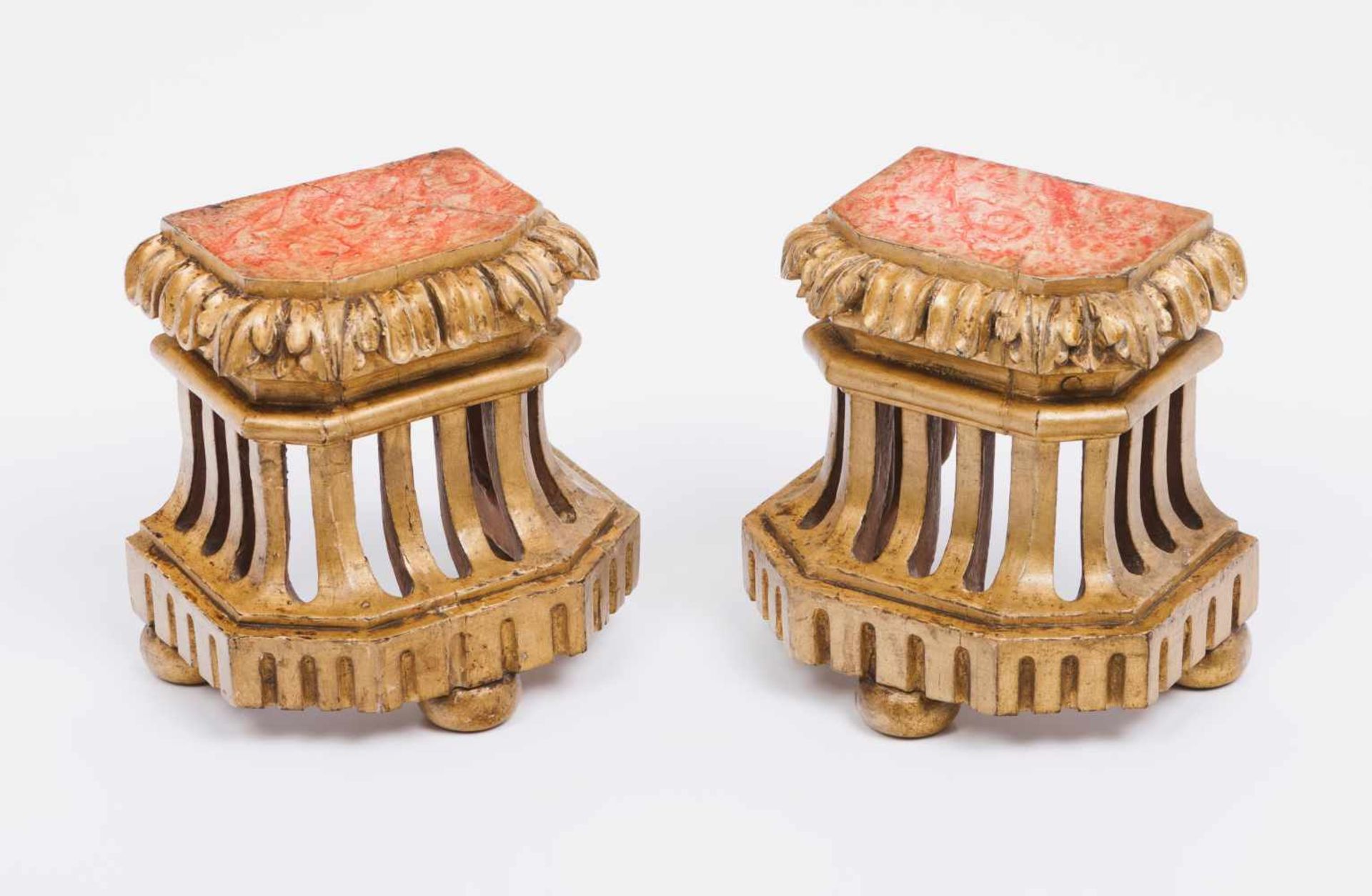 A pair of bracketsCarved, gilt and marbled woodPortugal, 18th / 19th century(minor defects)15x14,