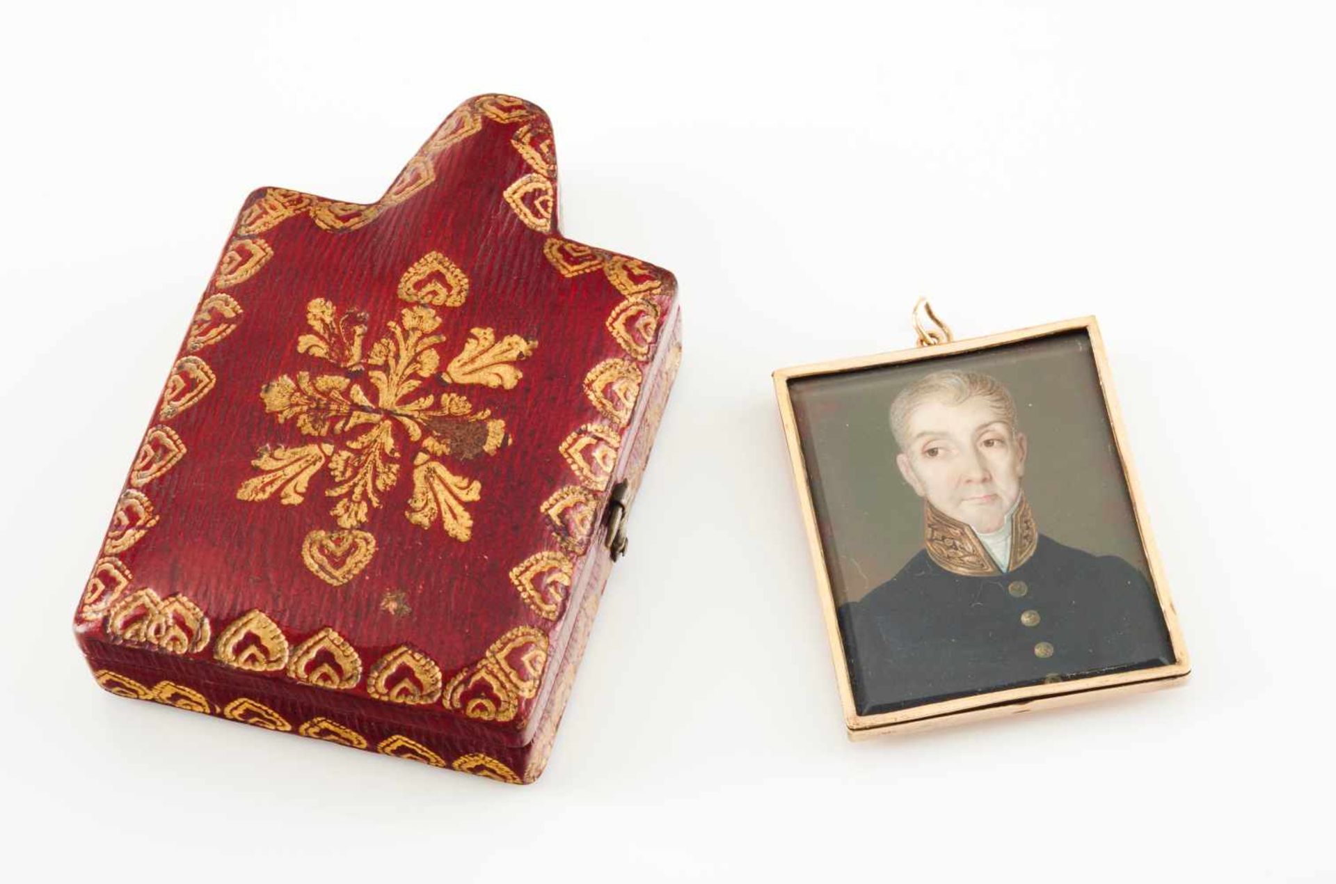 European School, 19th centuryMiniature on ivory depicting a noblemanGilt leather case5,5x4,5 cm (