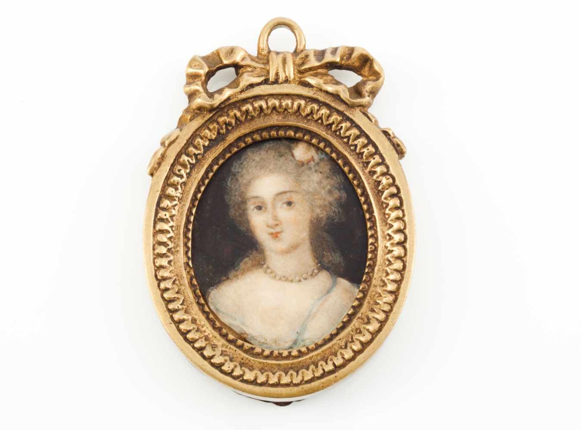 European School, 19th centuryMiniature on ivory depicting a female figure3x2,5 cm