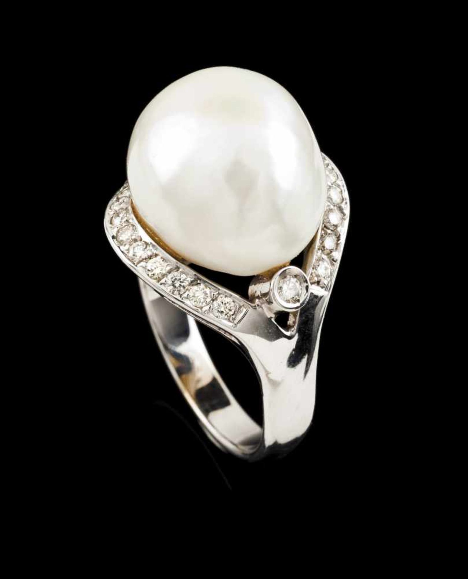 A ringPortuguese gold Set with baroque pearl (ca. 15mm) framed by small brilliant cut diamonds