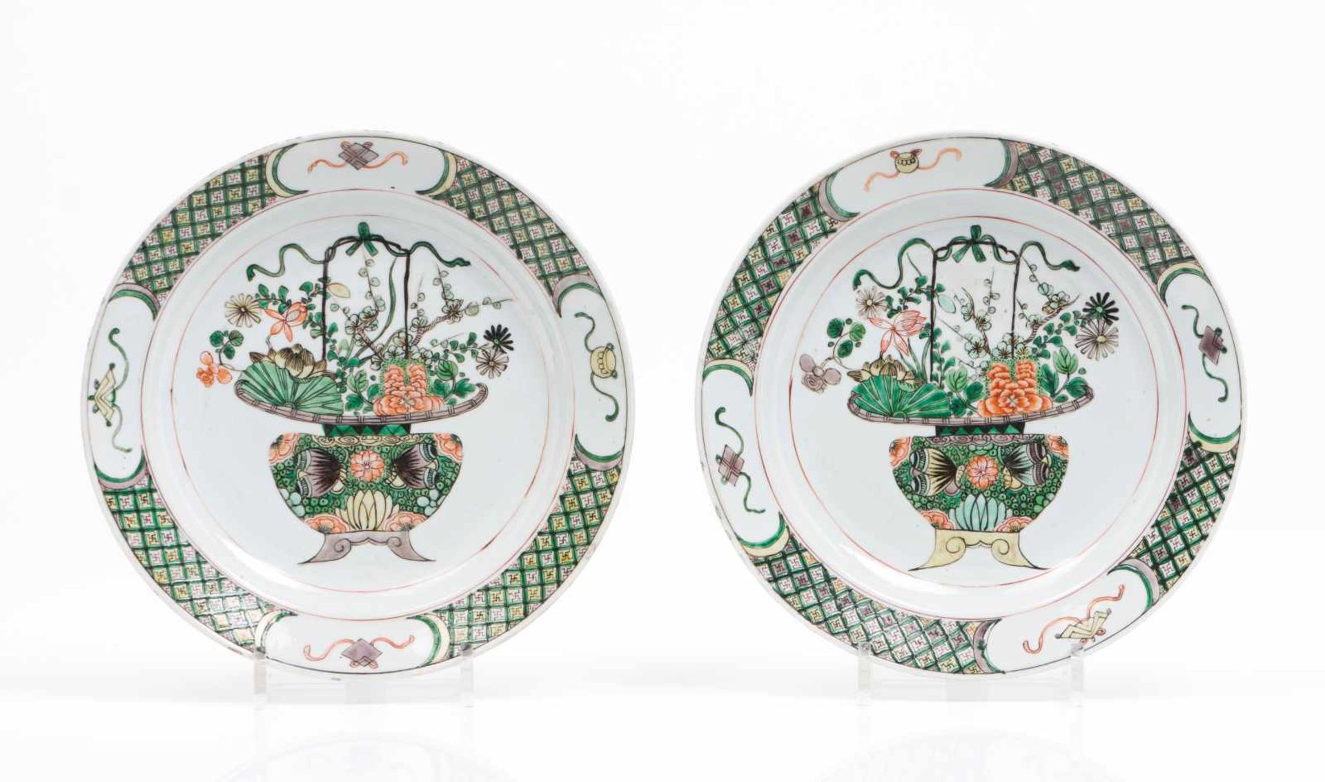 A pair of platesChinese export porcelainPolychrome "Famille Verte" enamels decoration of vase with