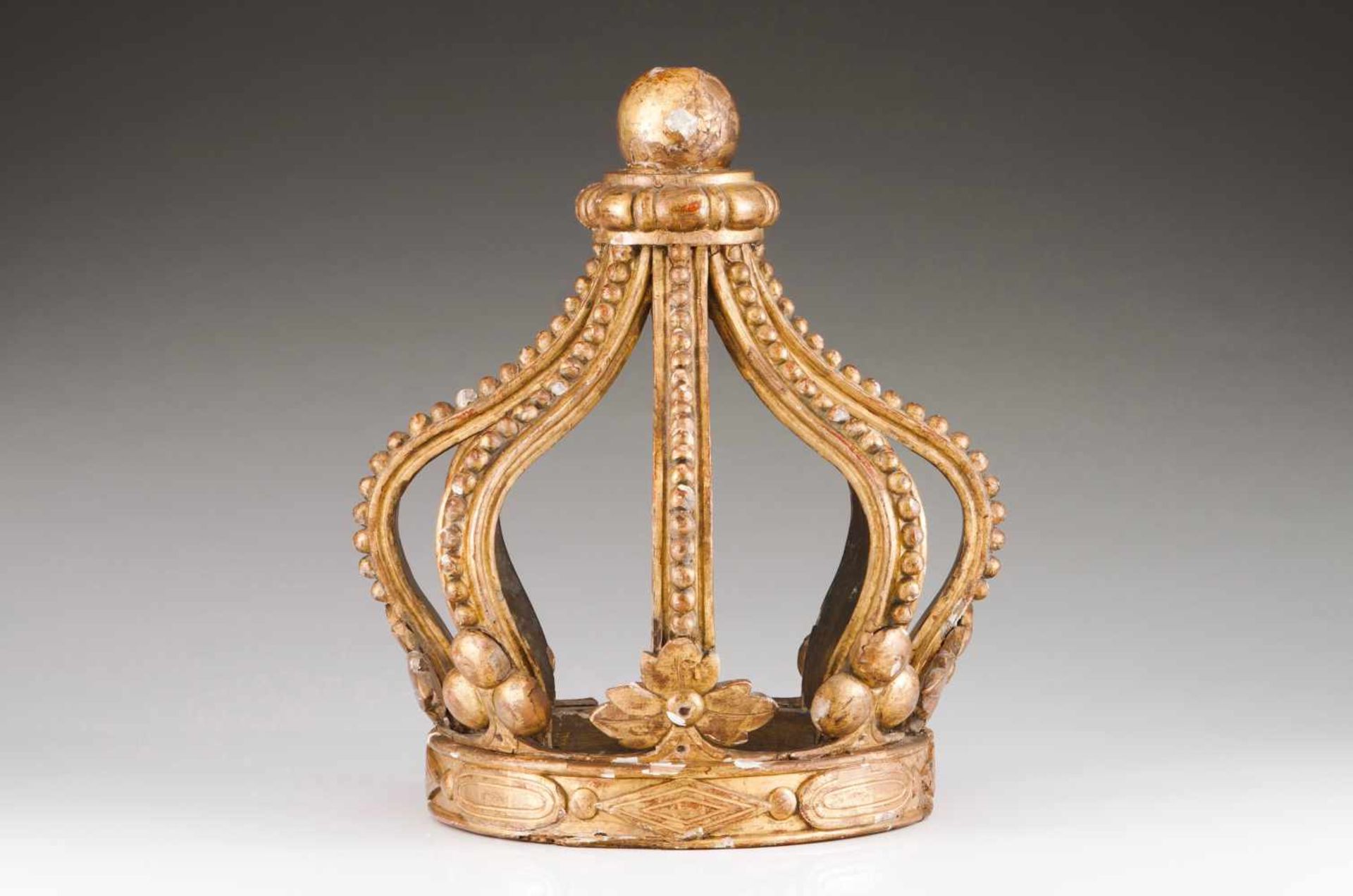 A royal crownCarved and gilt woodPortugal,18th century(losses and defects)Height: 49 cm