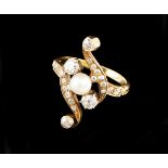 A Belle-Époque ringSet in gold with one pearl and 22 old brilliant cut diamonds (ca. 0,70ct)