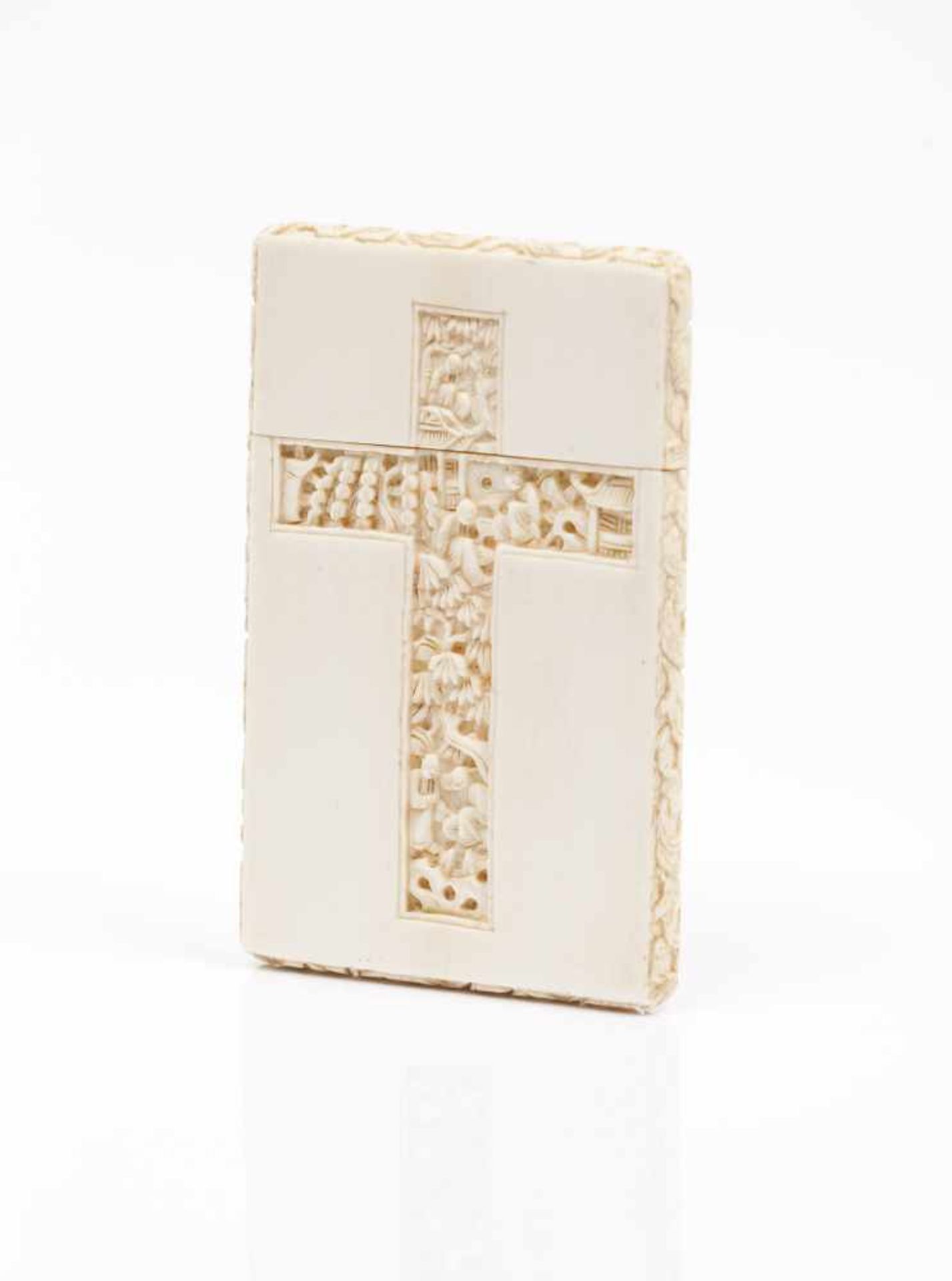 A card casePart carved ivory with oriental figuresChina, 19th century10,5x6,5 cm- - -15.00 % buyer's