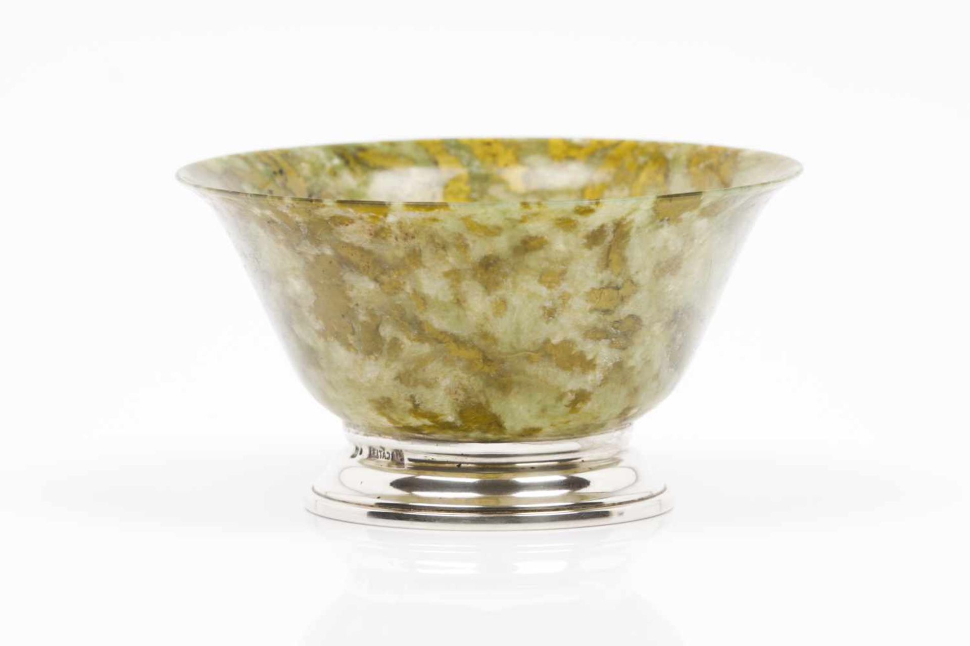 A bowlSpinach green jadeLater silver standsChina, 20th century5,5x10 cm- - -15.00 % buyer's