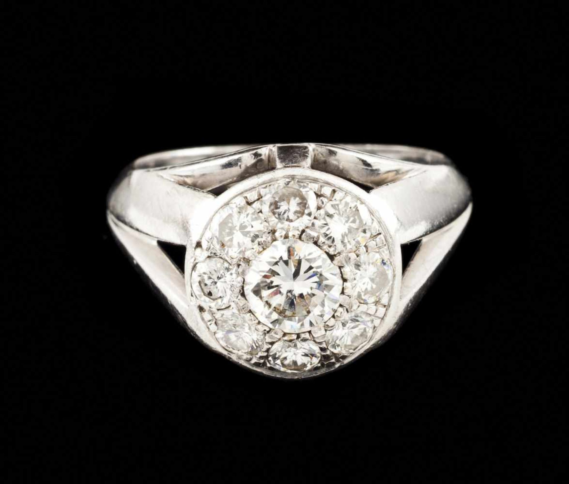 A ringGoldCluster ring set with a brilliant cut white coloured diamond (ca.0.85ct) of SI grade