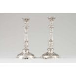 A pair of candle standsSilvered metalFloral and foliage raised decorationHeight: 32 cm- - -15.00 %