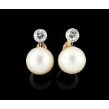 A pair of earringsGoldSet with 2 cultured pearls (9,5mm) and 2 brilliant cut diamonds (ca. 0,40ct)