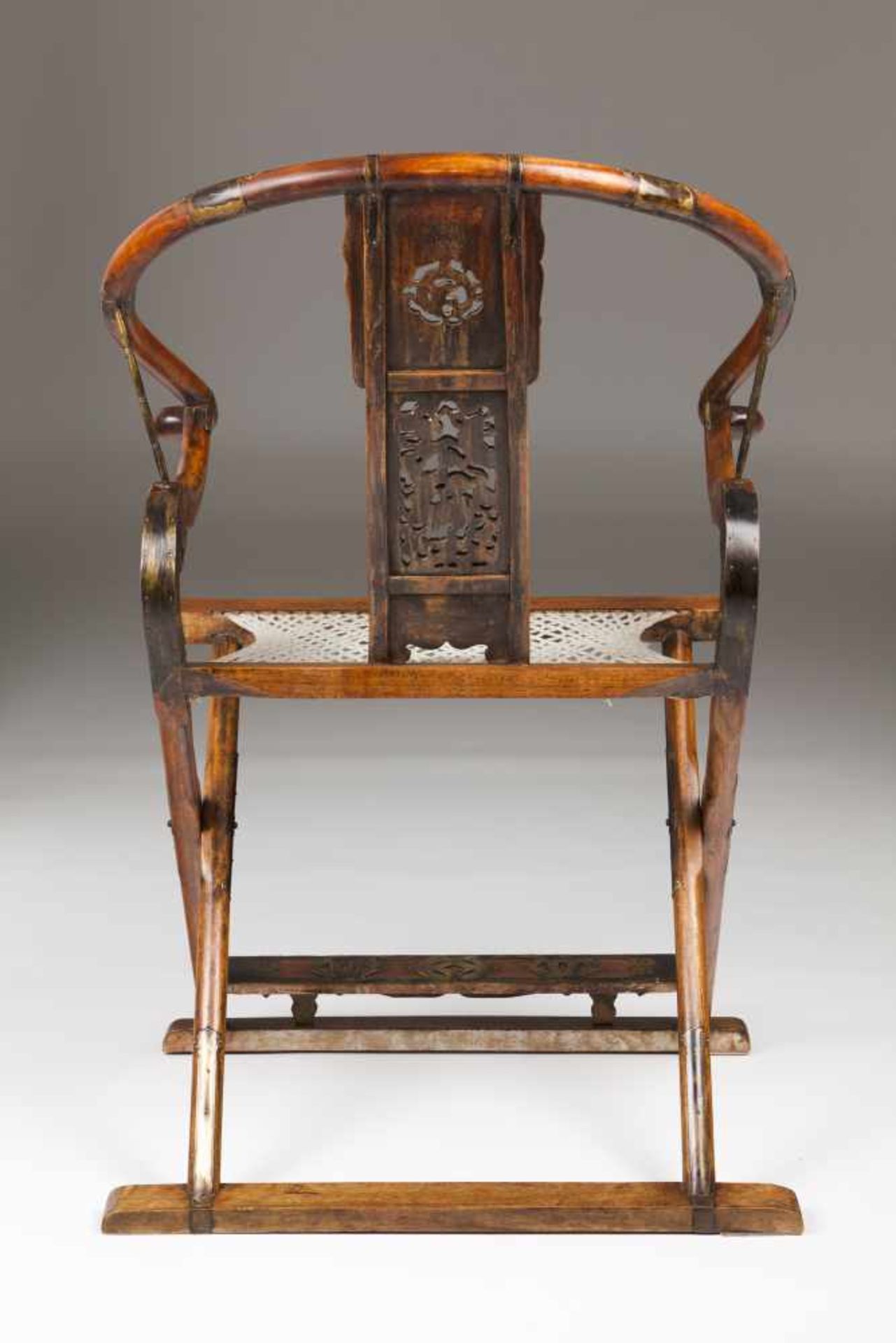 ​A folding chairHuanghualiHorse shoe shaped crest extending to form the armrestsCarved decoration - Bild 3 aus 8