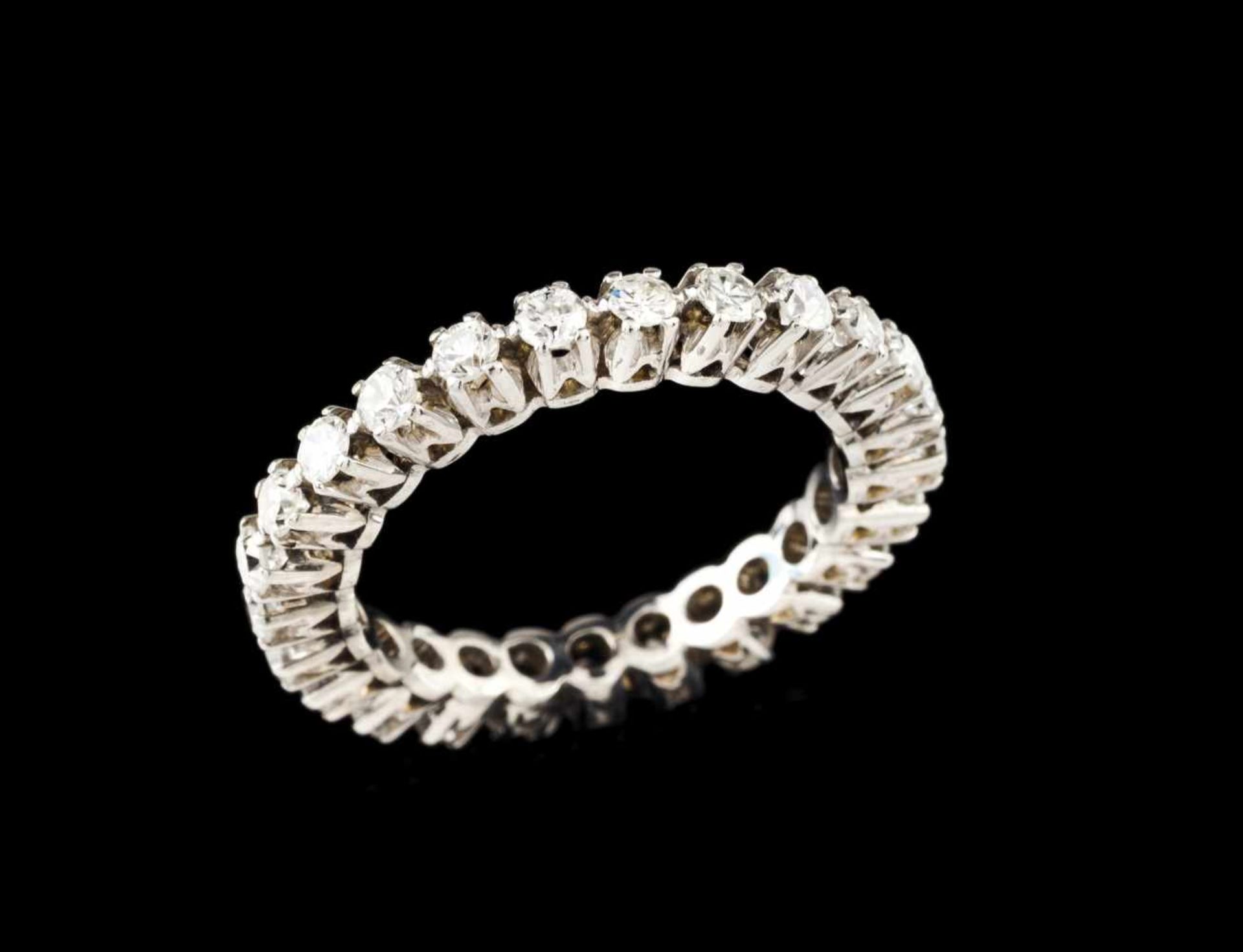 A ring bandGoldSet with 25 brilliant cut diamonds (ca.1.60ct)Oporto hallmark, Ant 800/000 for 1938-