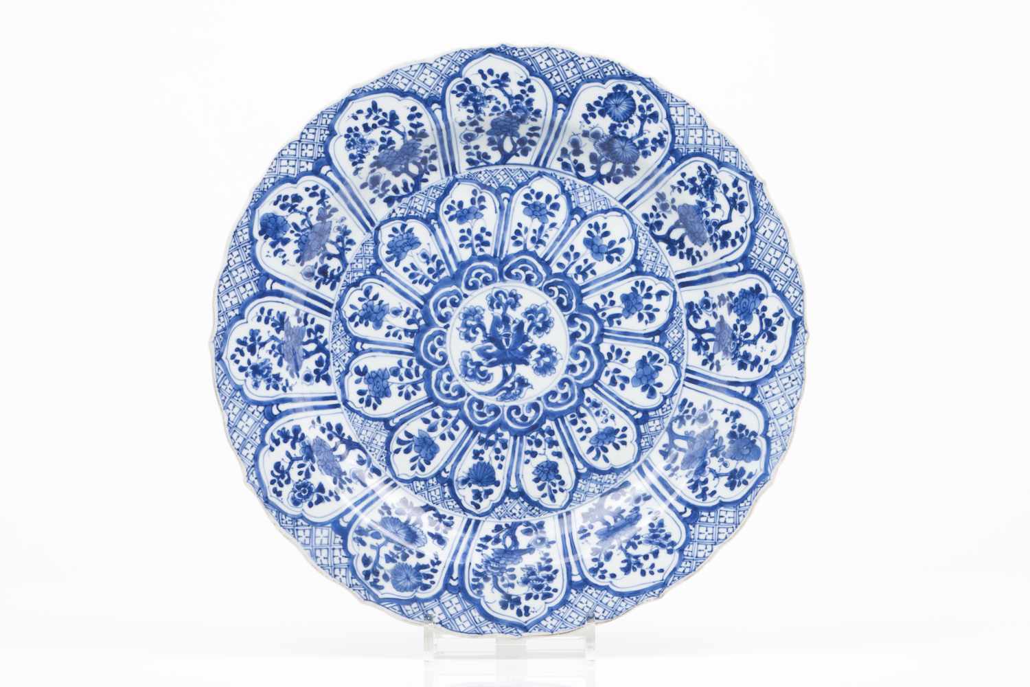 A large scalloped plateChinese export porcelainBlue underglaze decoration of floral