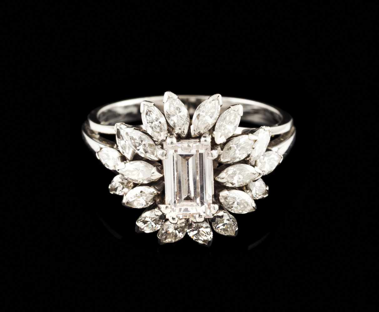 A ringGold Triple band of flower top set with baguette cut diamond (ca.0.80ct) and 19 marquise cut