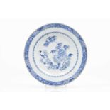 A plateChinese export porcelainBlue floral decorationQianlong reign (1736-1795)diam.: 32 cm- - -15.